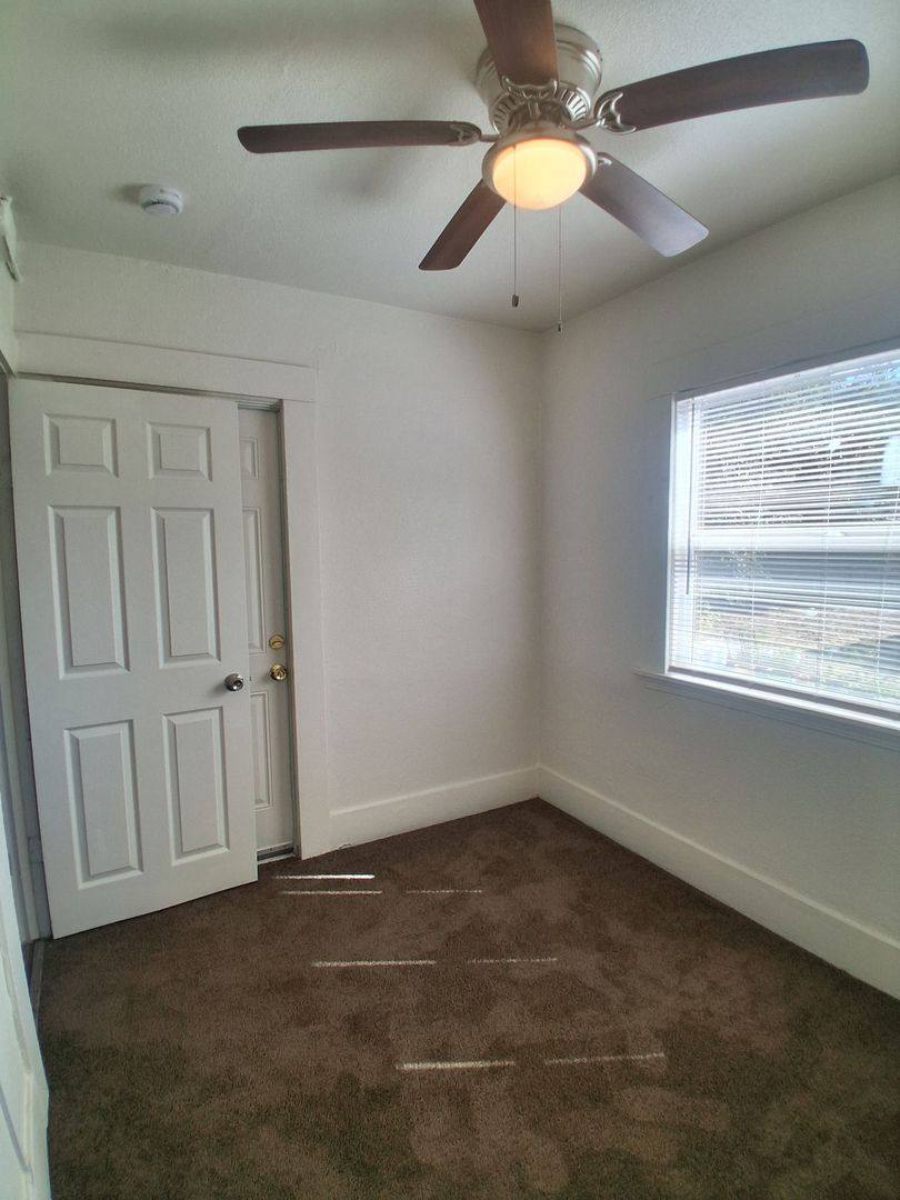 Apartment for rent at 956-958 N Farris Ave, Fresno, CA 93728