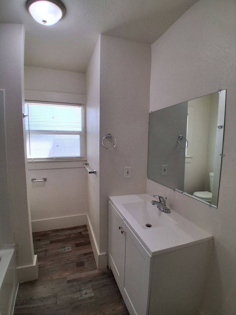 Apartment for rent at 956-958 N Farris Ave, Fresno, CA 93728