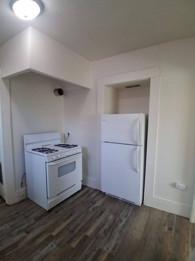 Apartment for rent at 956-958 N Farris Ave, Fresno, CA 93728