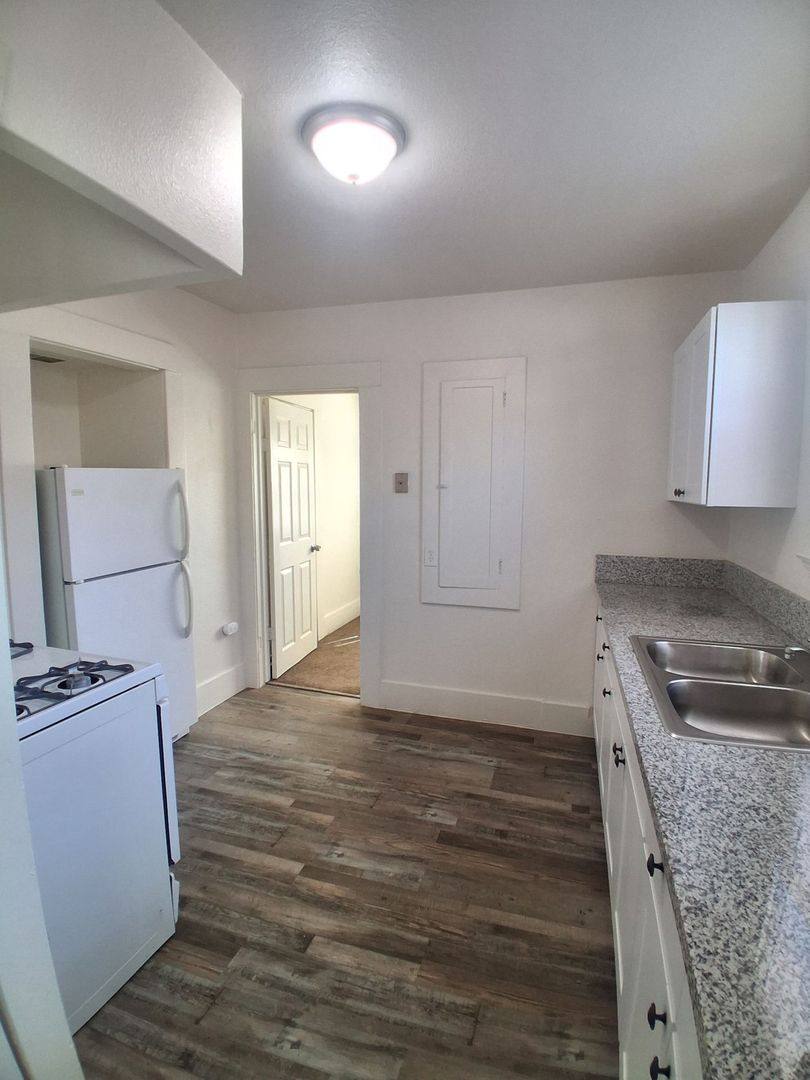 Apartment for rent at 956-958 N Farris Ave, Fresno, CA 93728