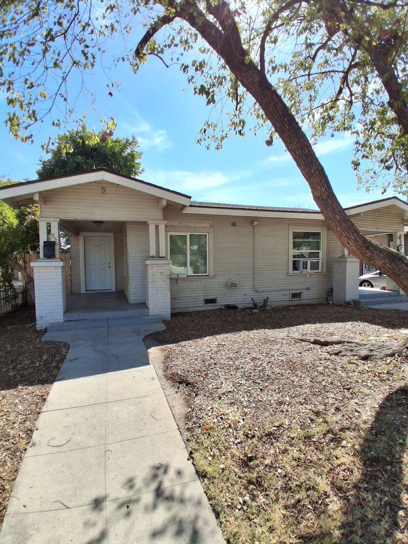 Apartment for rent at 956-958 N Farris Ave, Fresno, CA 93728