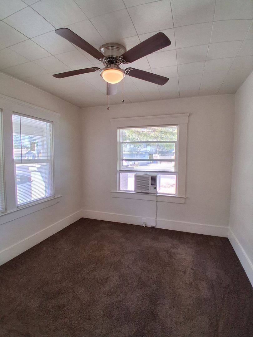 Apartment for rent at 956-958 N Farris Ave, Fresno, CA 93728
