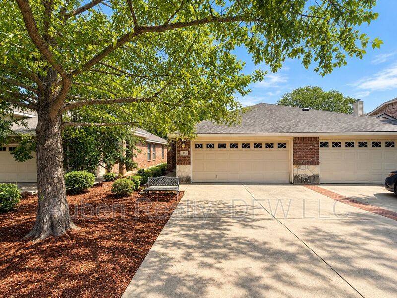 House for rent at 1426 Ravenwood Dr, Mansfield, TX 76063