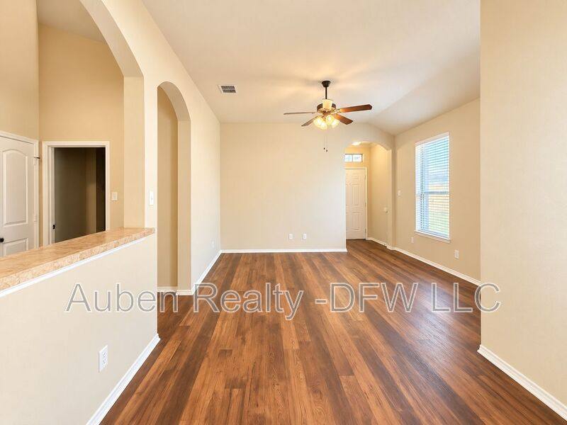 House for rent at 1426 Ravenwood Dr, Mansfield, TX 76063