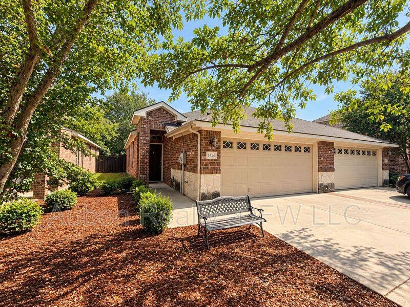 House for rent at 1426 Ravenwood Dr, Mansfield, TX 76063