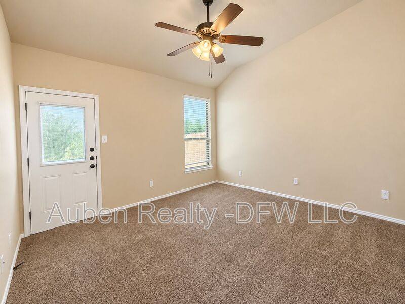 House for rent at 1426 Ravenwood Dr, Mansfield, TX 76063