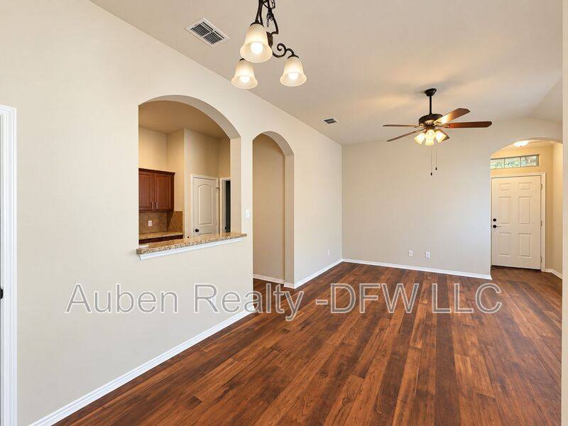House for rent at 1426 Ravenwood Dr, Mansfield, TX 76063