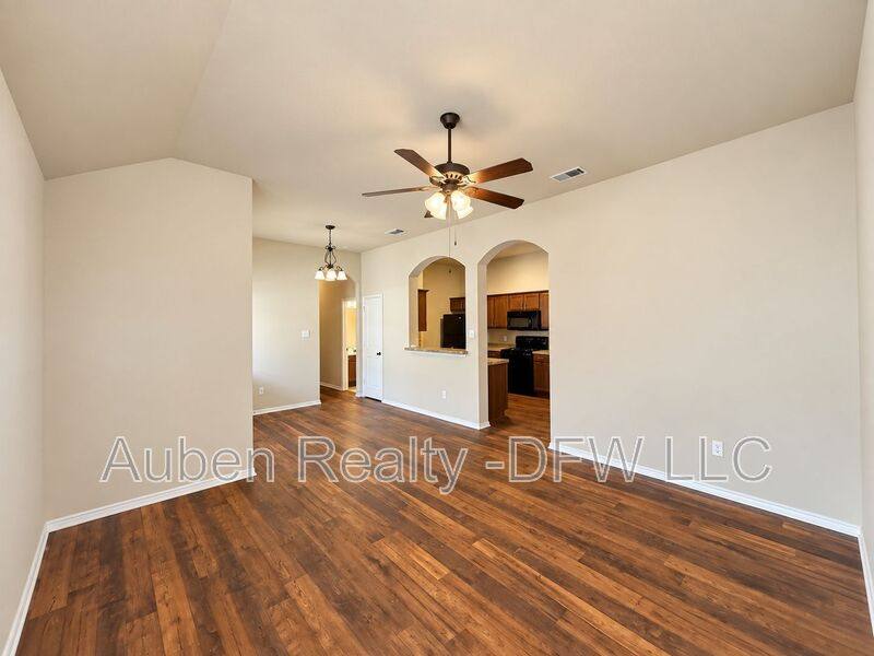 House for rent at 1426 Ravenwood Dr, Mansfield, TX 76063