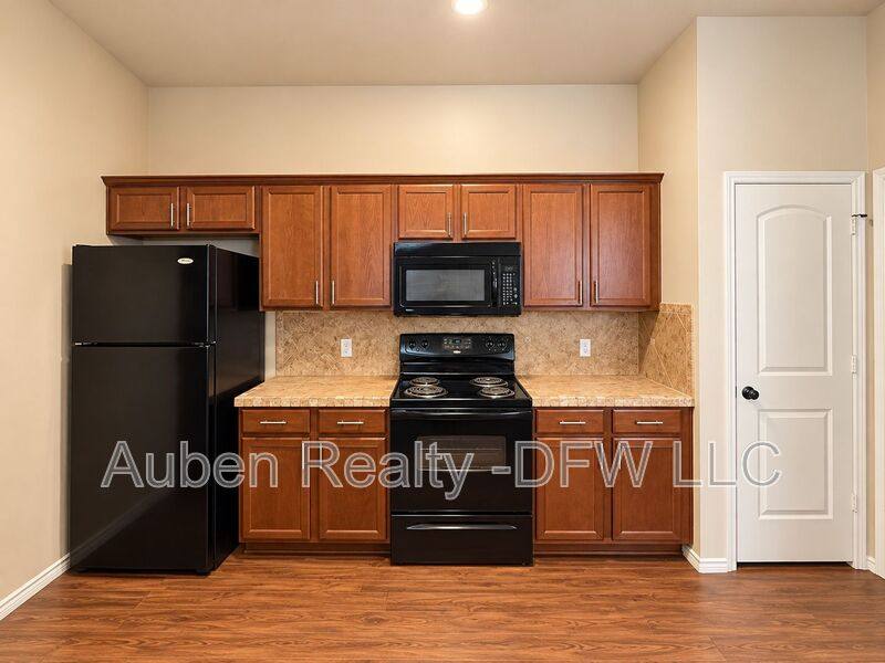 House for rent at 1426 Ravenwood Dr, Mansfield, TX 76063