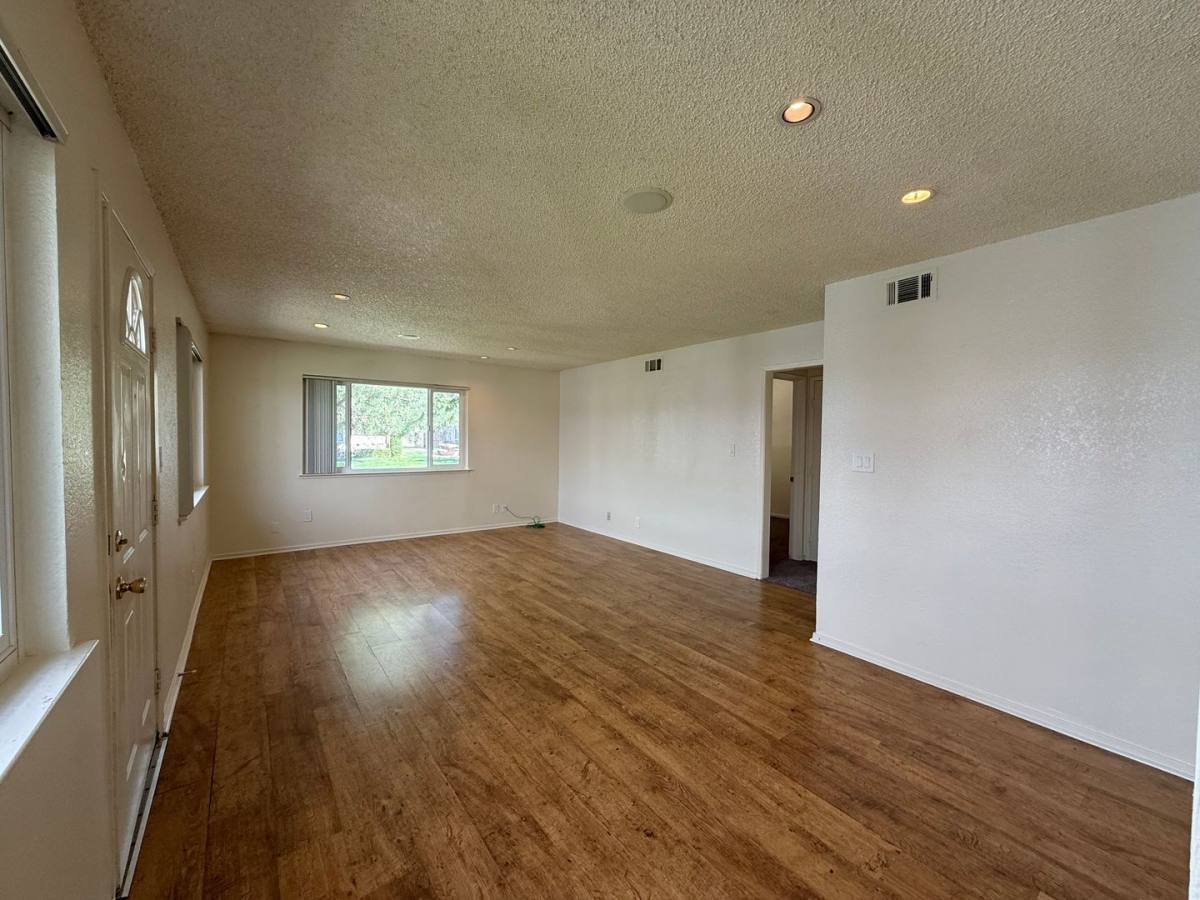 Apartment for rent at 2112 Chrysler Dr, Modesto, CA 95350