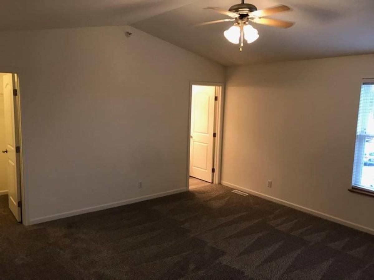 Apartment for rent at 810 W Trailcreek Dr, Peoria, IL 61614