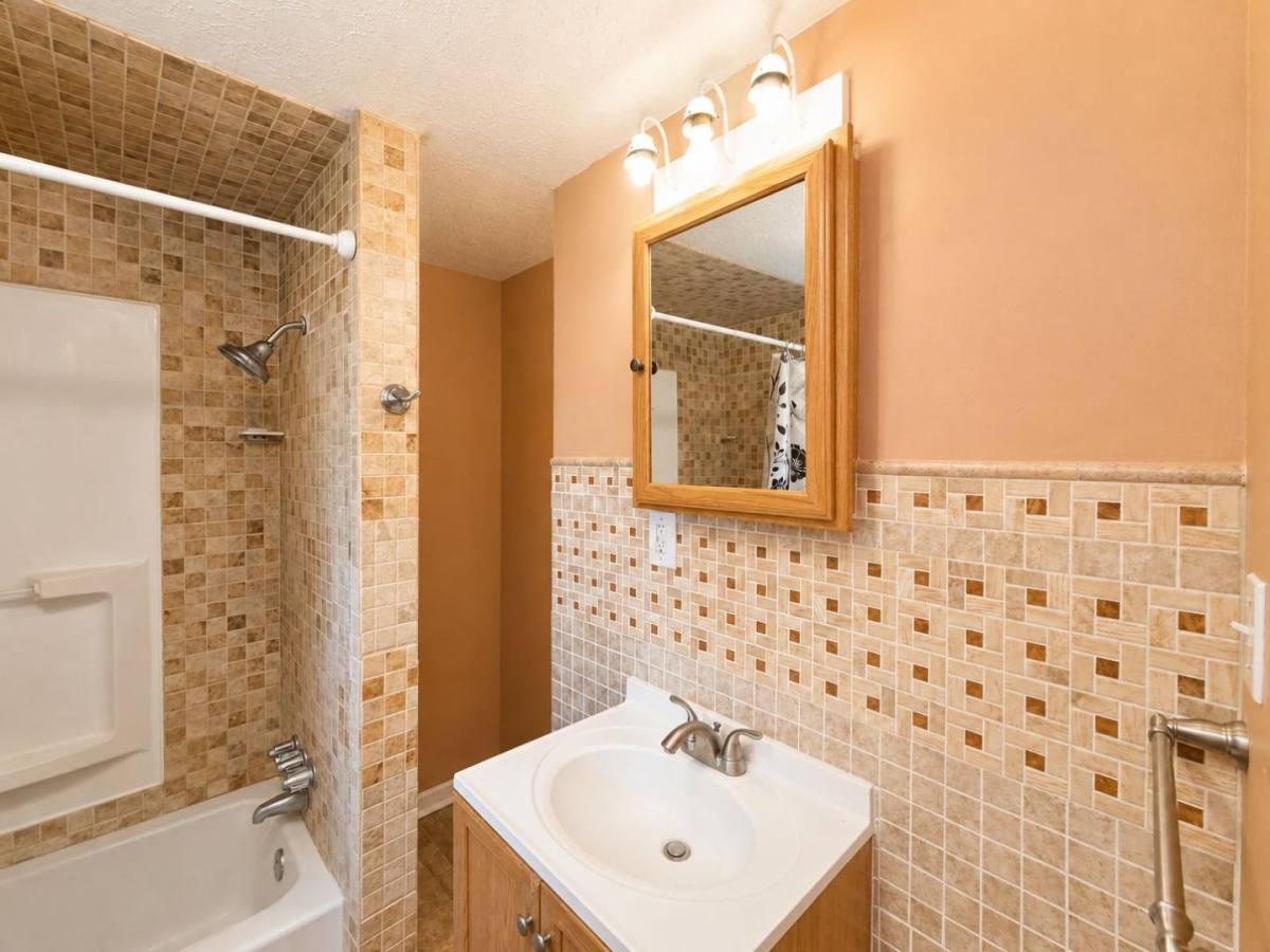 Apartment for rent at 208 1 2 E Cherry St, New Castle, PA 16102