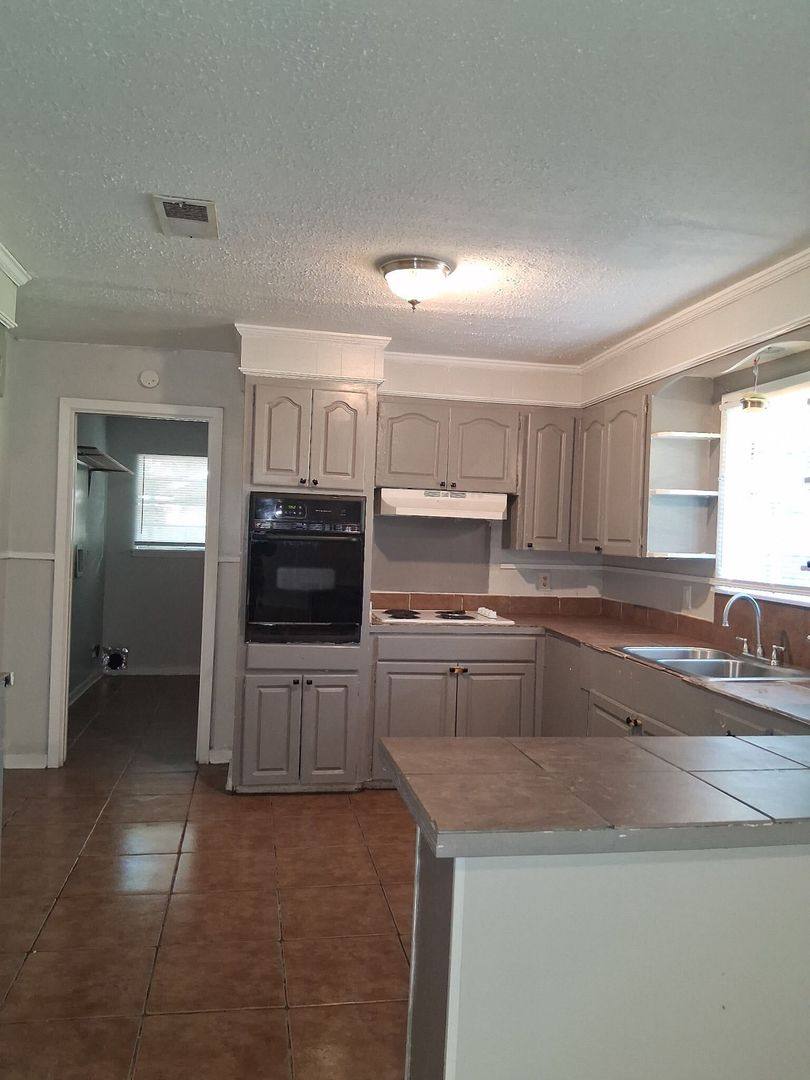 House for rent at 1215 Garden Park Dr, Jackson, MS 39204