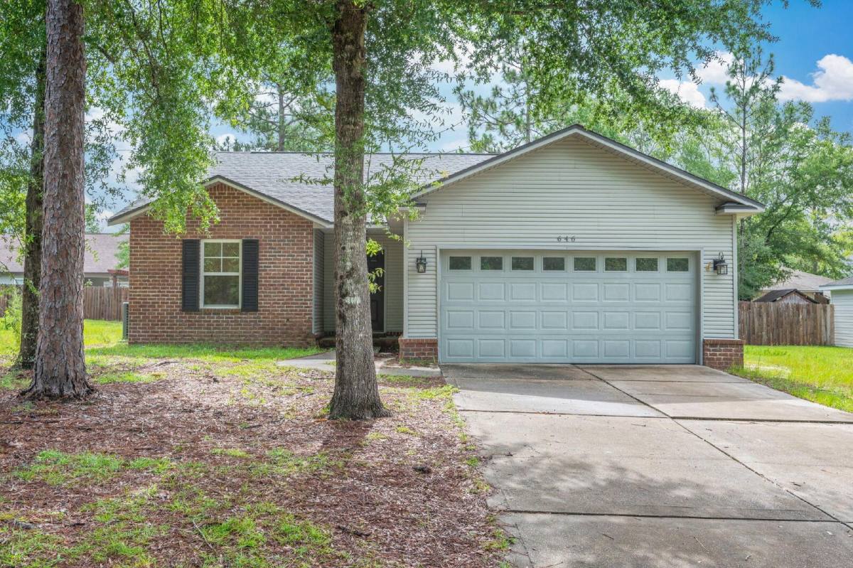House for rent at 646 Hunters Ridge Rd, Defuniak Springs, FL 32433