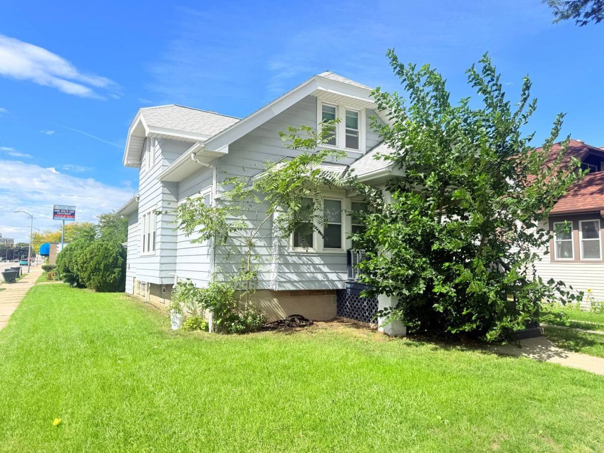 Apartment for rent at 8208 W Lincoln Ave, Milwaukee, WI 53219