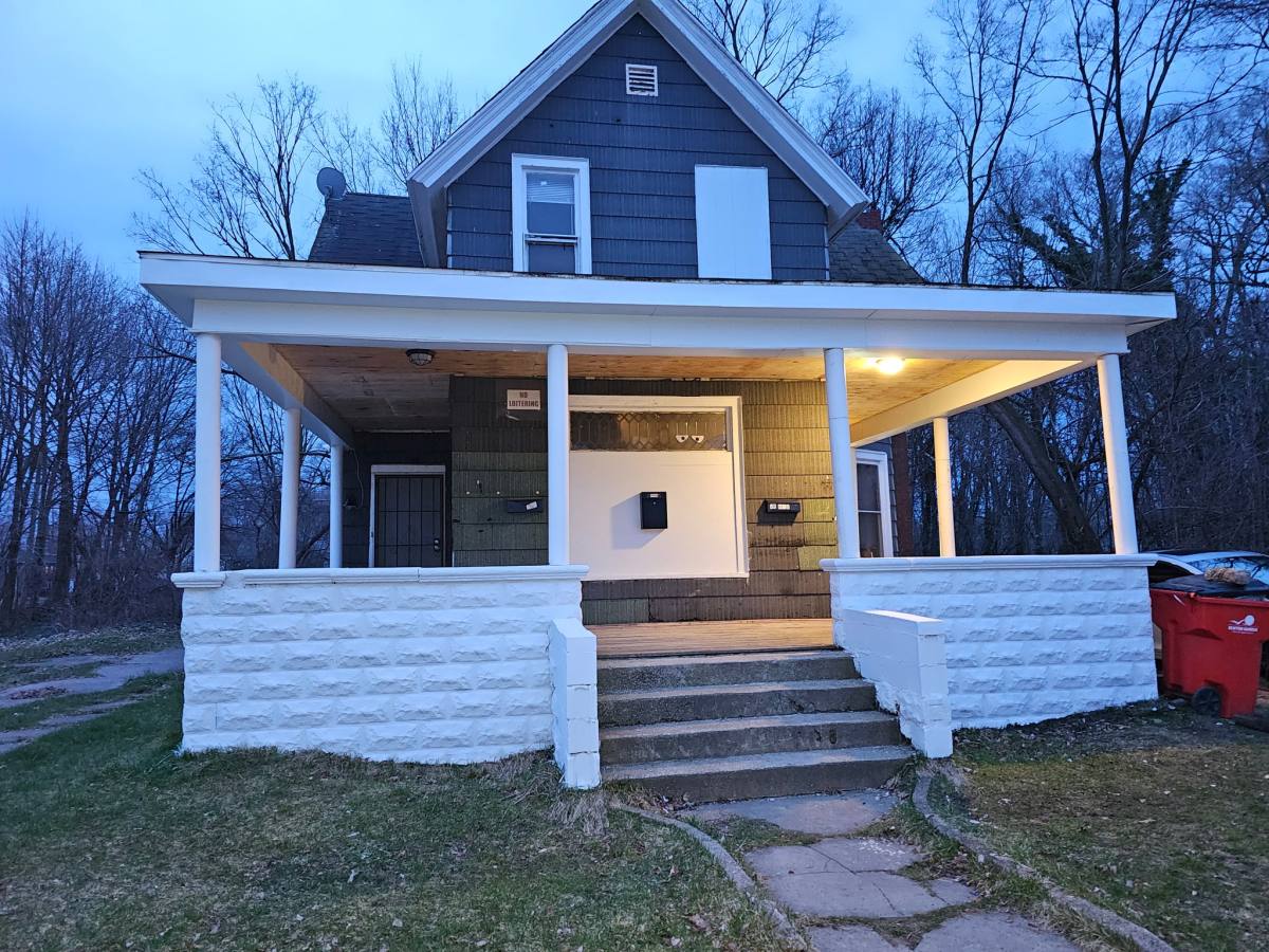 Apartment for rent at 208 Bellview St #LEFT, Benton Harbor, MI 49022