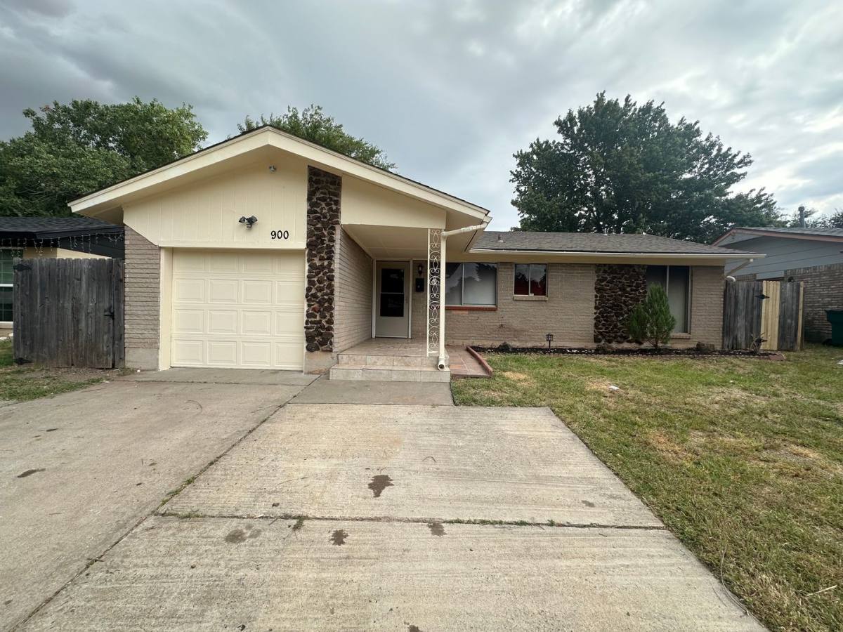 House for rent at 900 Flamingo Ave, Oklahoma City, OK 73127