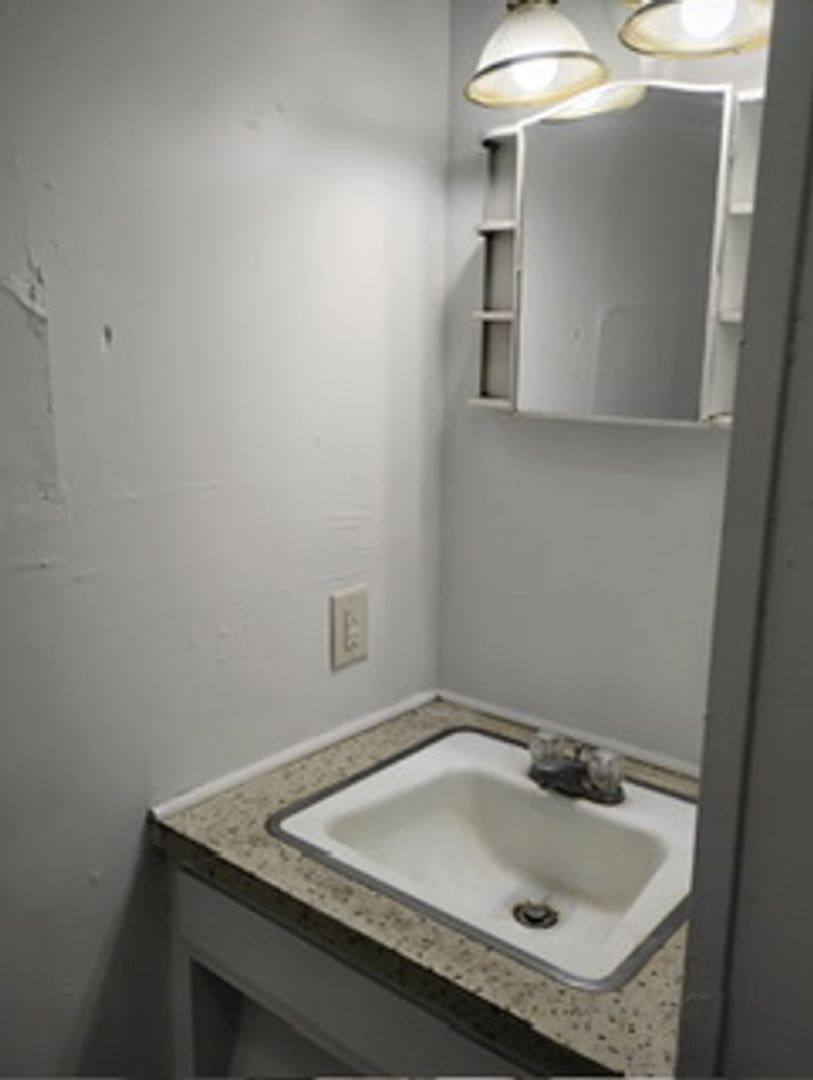 Apartment for rent at 1326 W 4th St #2, Waterloo, IA 50702