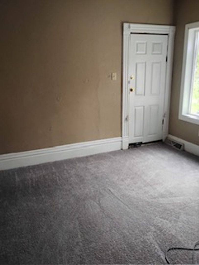 Apartment for rent at 1326 W 4th St #2, Waterloo, IA 50702