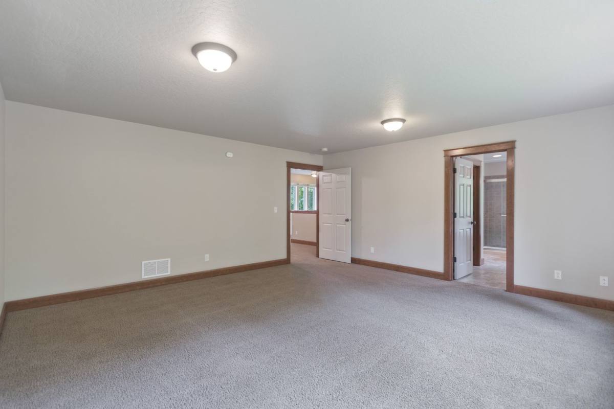 Apartment for rent at 10015 10017 N Whitworth Dr, Spokane, WA 99218