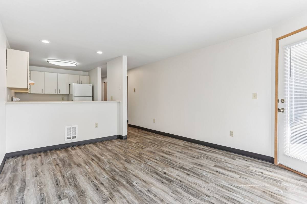 Rowan, 6700 Roosevelt Way NE, Seattle, WA 98115 - Apartment for Rent - Image 8