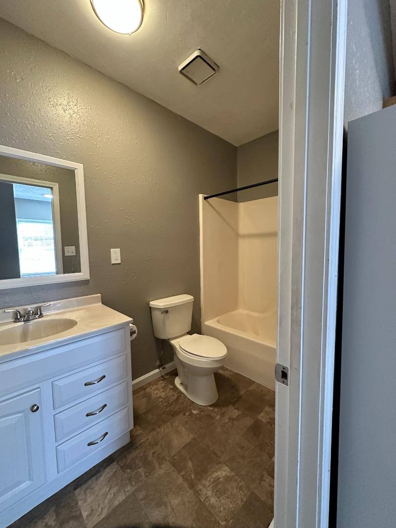 Apartment for rent at 103 S Green St #2, Cuba, MO 65453