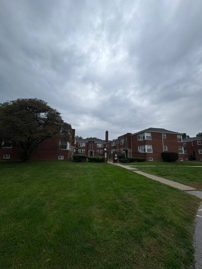 Apartment for rent at 4817 N Knoxville Ave, Peoria, IL 61614
