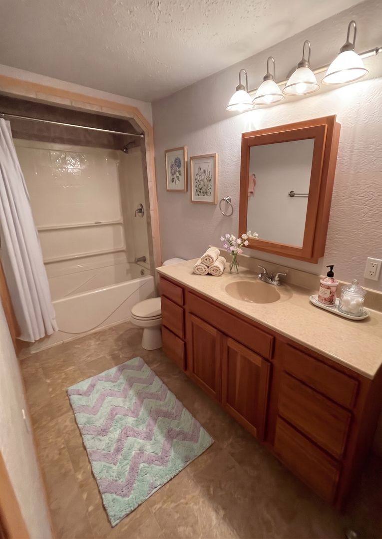Townhouse for rent at 1325 Creekside Court, Waterloo, IA 50702