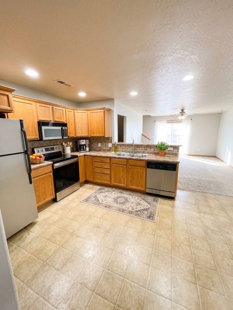 Townhouse for rent at 1325 Creekside Court, Waterloo, IA 50702