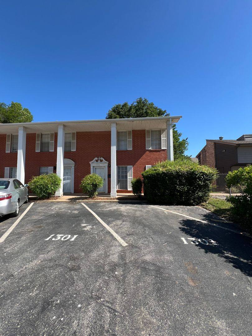 Townhouse for rent at 1301 Rebecca Lane, Norman, OK 73072