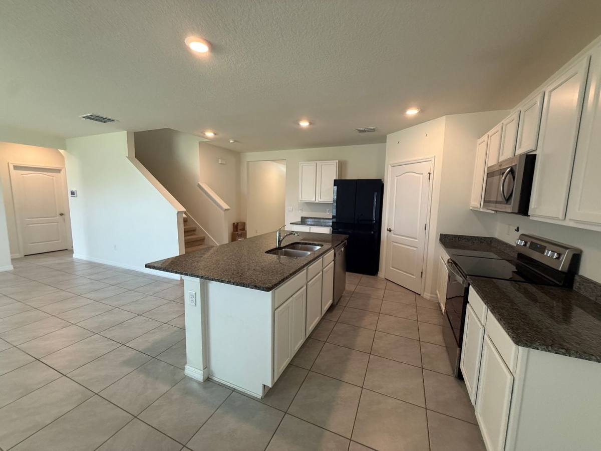 House for rent at 11106 Amber Ridge Dr, Zellwood, FL 32798