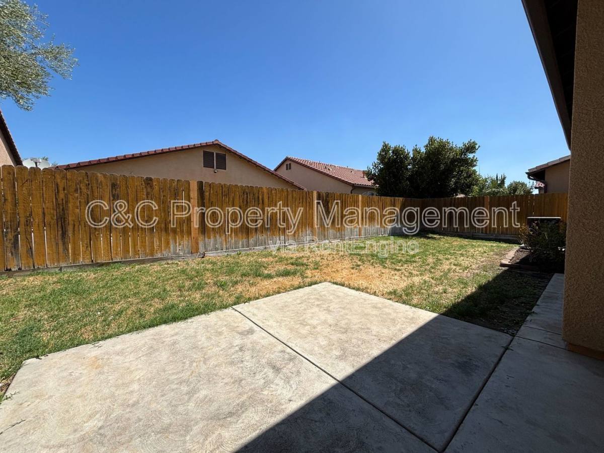 5967 E Via Peccio Dr, Fresno, CA 93727 - House for Rent - Image 17