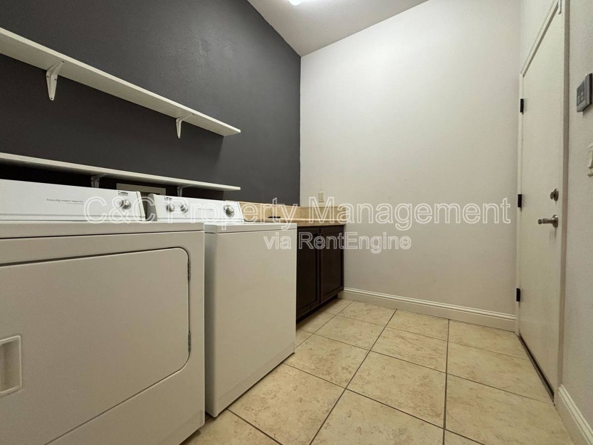 5967 E Via Peccio Dr, Fresno, CA 93727 - House for Rent - Image 16