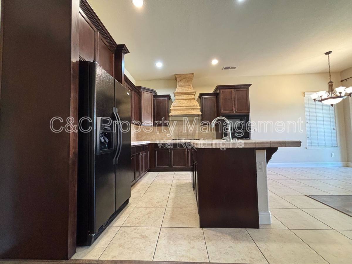 5967 E Via Peccio Dr, Fresno, CA 93727 - House for Rent - Image 3