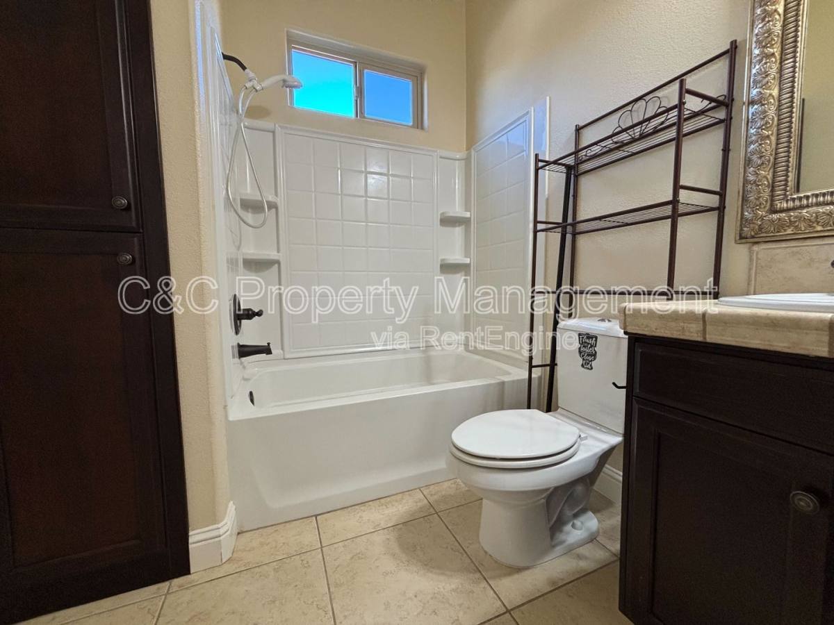 5967 E Via Peccio Dr, Fresno, CA 93727 - House for Rent - Image 15
