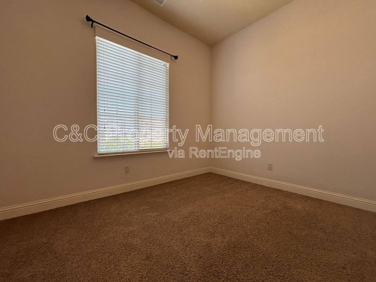 5967 E Via Peccio Dr, Fresno, CA 93727 - House for Rent - Image 14