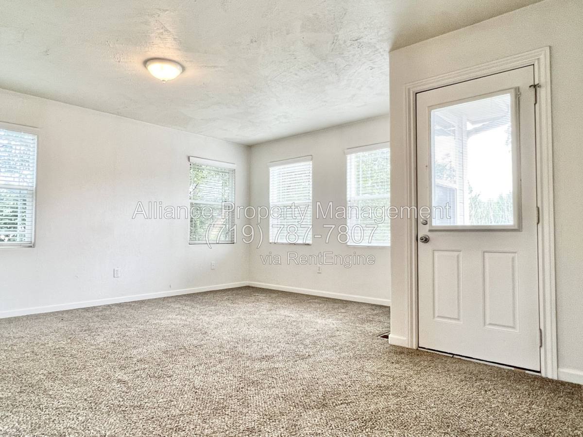 2405 W Monument St, Colorado Springs, CO 80904 - Townhouse for Rent - Image 11
