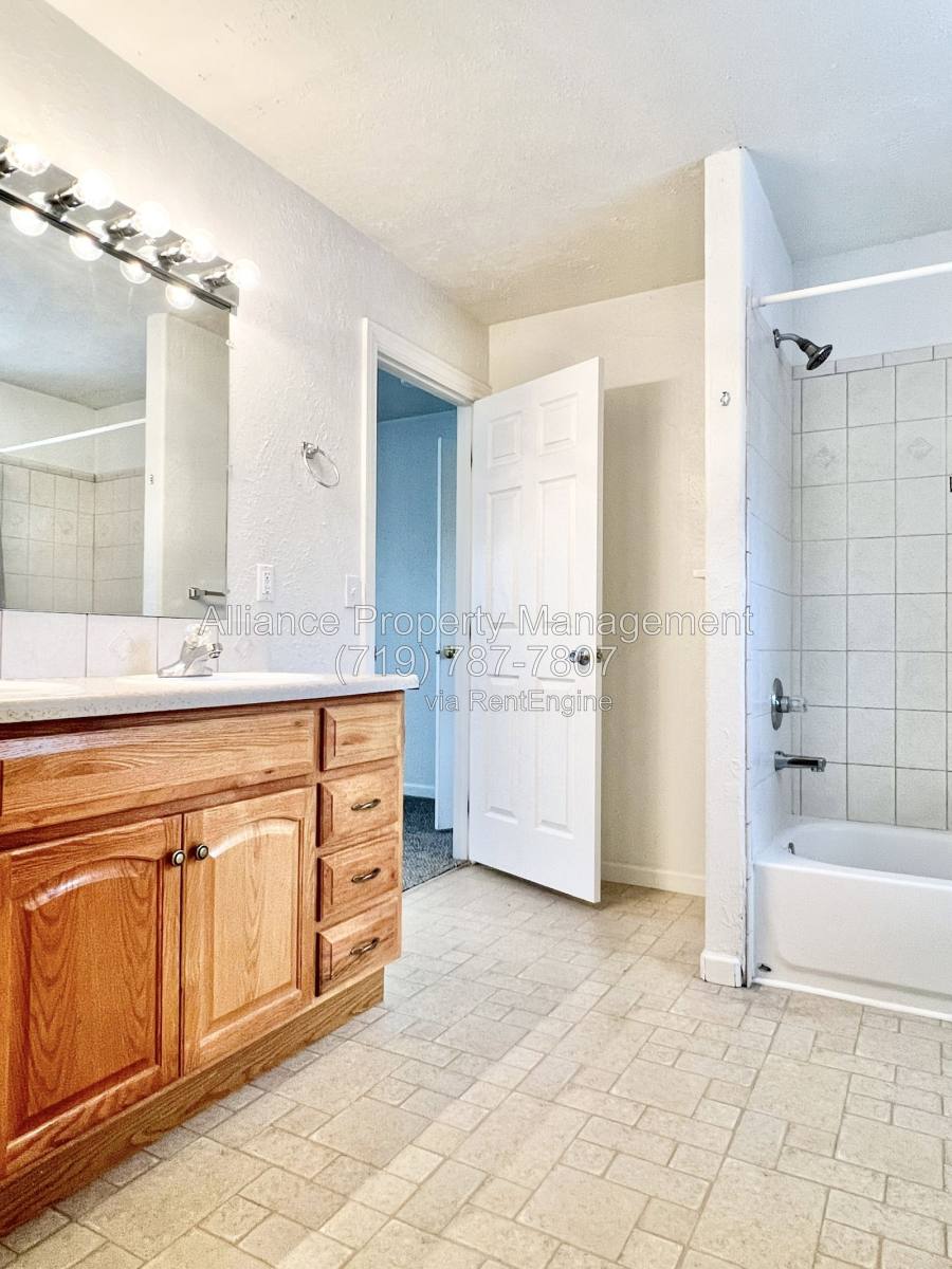 2405 W Monument St, Colorado Springs, CO 80904 - Townhouse for Rent - Image 13