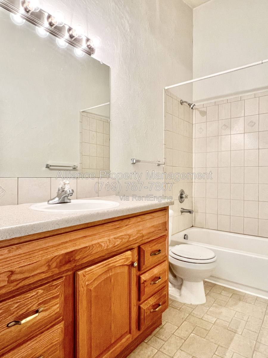 2405 W Monument St, Colorado Springs, CO 80904 - Townhouse for Rent - Image 17