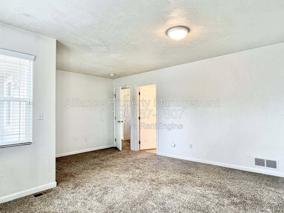 2405 W Monument St, Colorado Springs, CO 80904 - Townhouse for Rent - Image 12