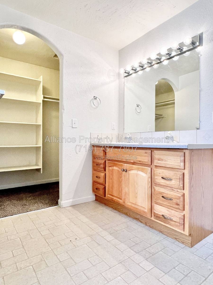 2405 W Monument St, Colorado Springs, CO 80904 - Townhouse for Rent - Image 14
