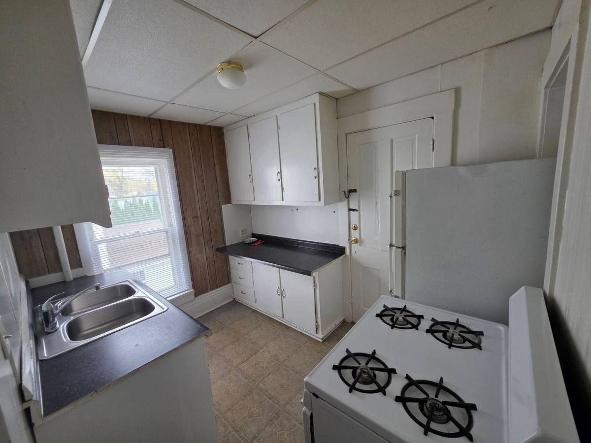 826 Wright St, Oshkosh, WI 54901 - Apartment for Rent