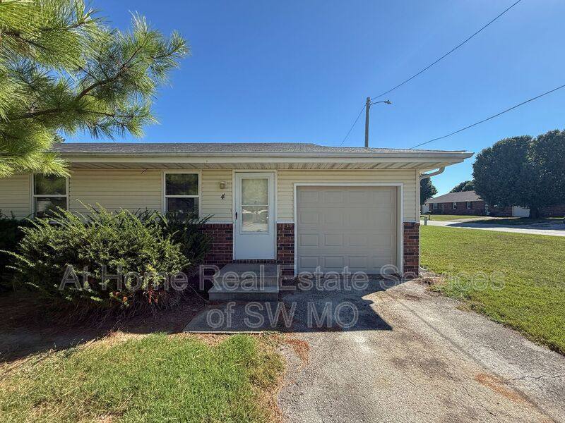 Townhouse for rent at 627 W Meadowview #4, Nixa, MO 65714