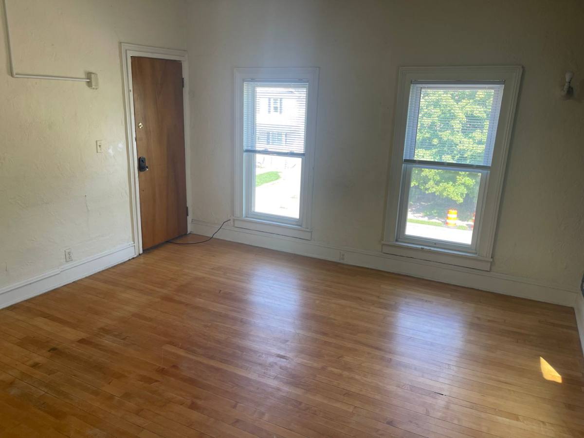621 Jackson St, Oshkosh, WI 54901 - Apartment for Rent - Image 2