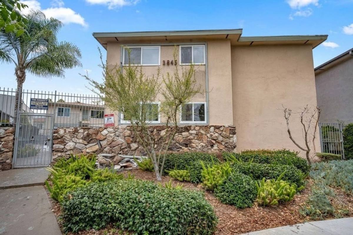 Apartment for rent at 3845 Potomac Ave, Los Angeles, CA 90010