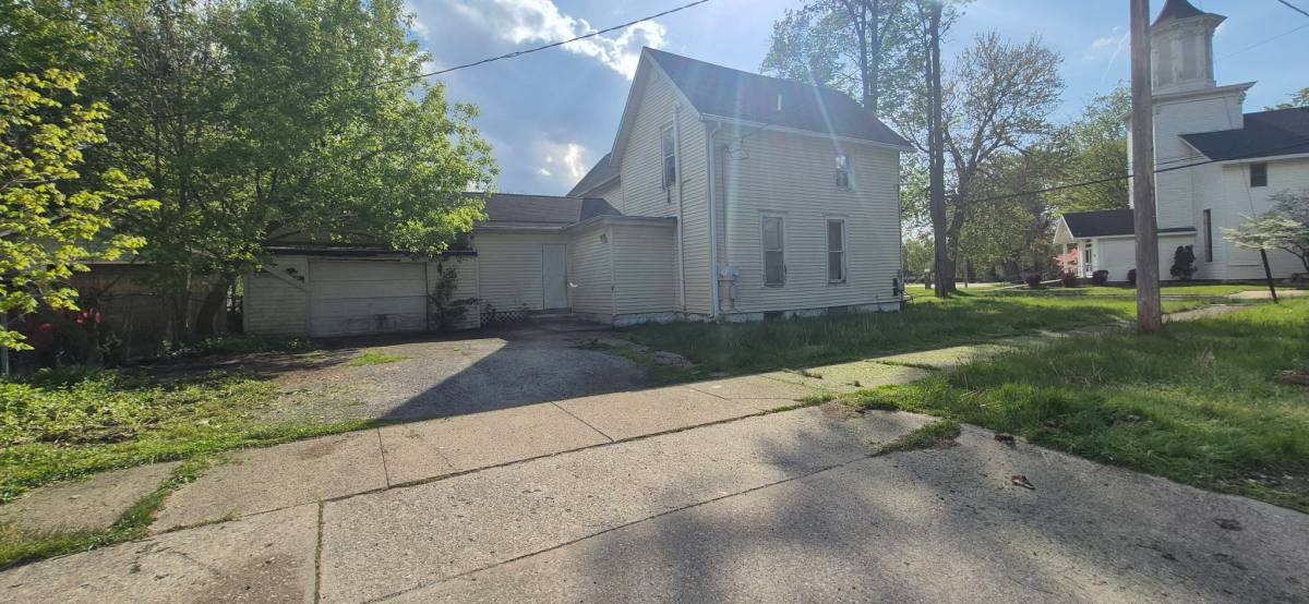 Apartment for rent at 122 Oak St #2, Dowagiac, MI 49047