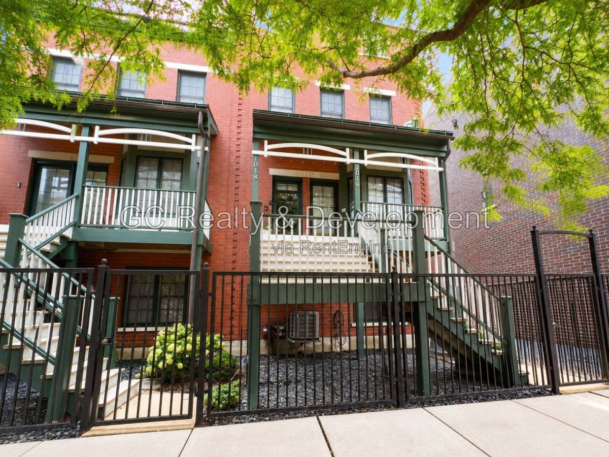 Townhouse for rent at 1018 W Monroe St, Chicago, IL 60607