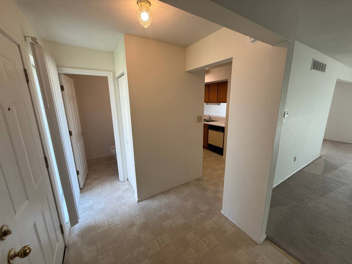 Townhouse for rent at 903 SW Blvd, Jefferson City, MO 65109