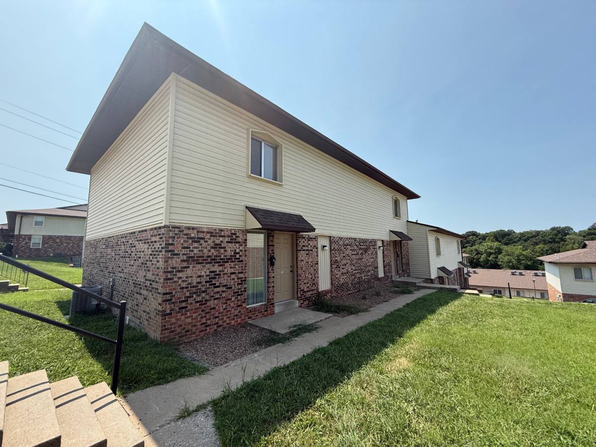 Townhouse for rent at 903 SW Blvd, Jefferson City, MO 65109