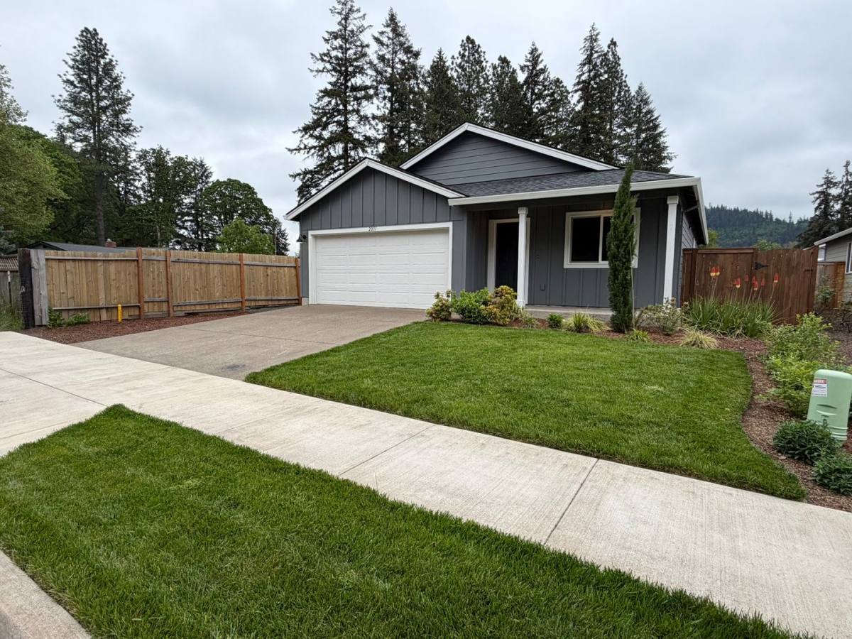 House for rent at 2051 Franklin St, Lebanon, OR 97355